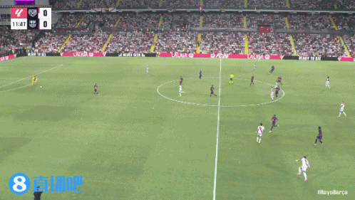 巴列卡诺门将开大脚反击，拉提乌近距离射门被霍安神勇扑出